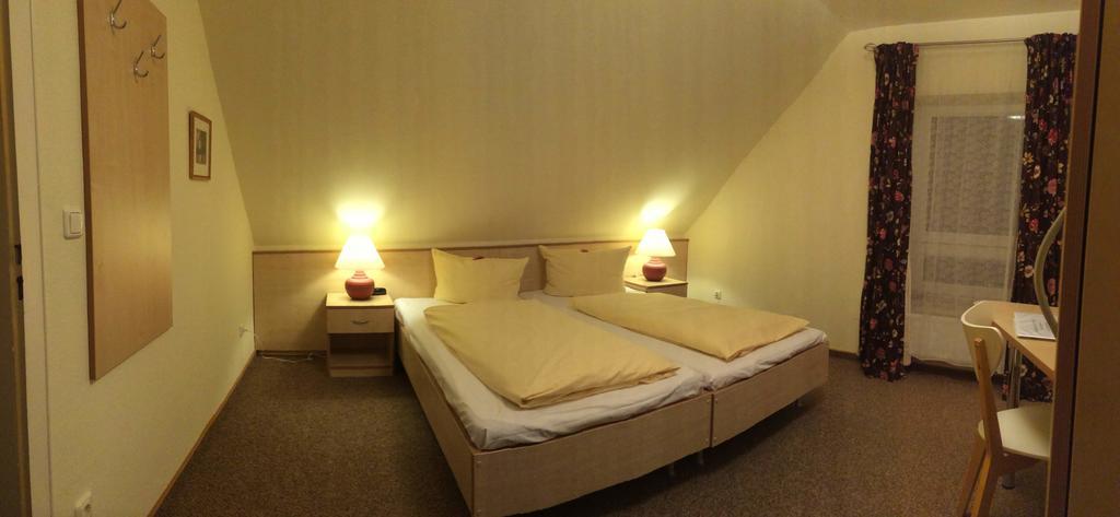 Hotel Zur Heidebluete Hambühren エクステリア 写真