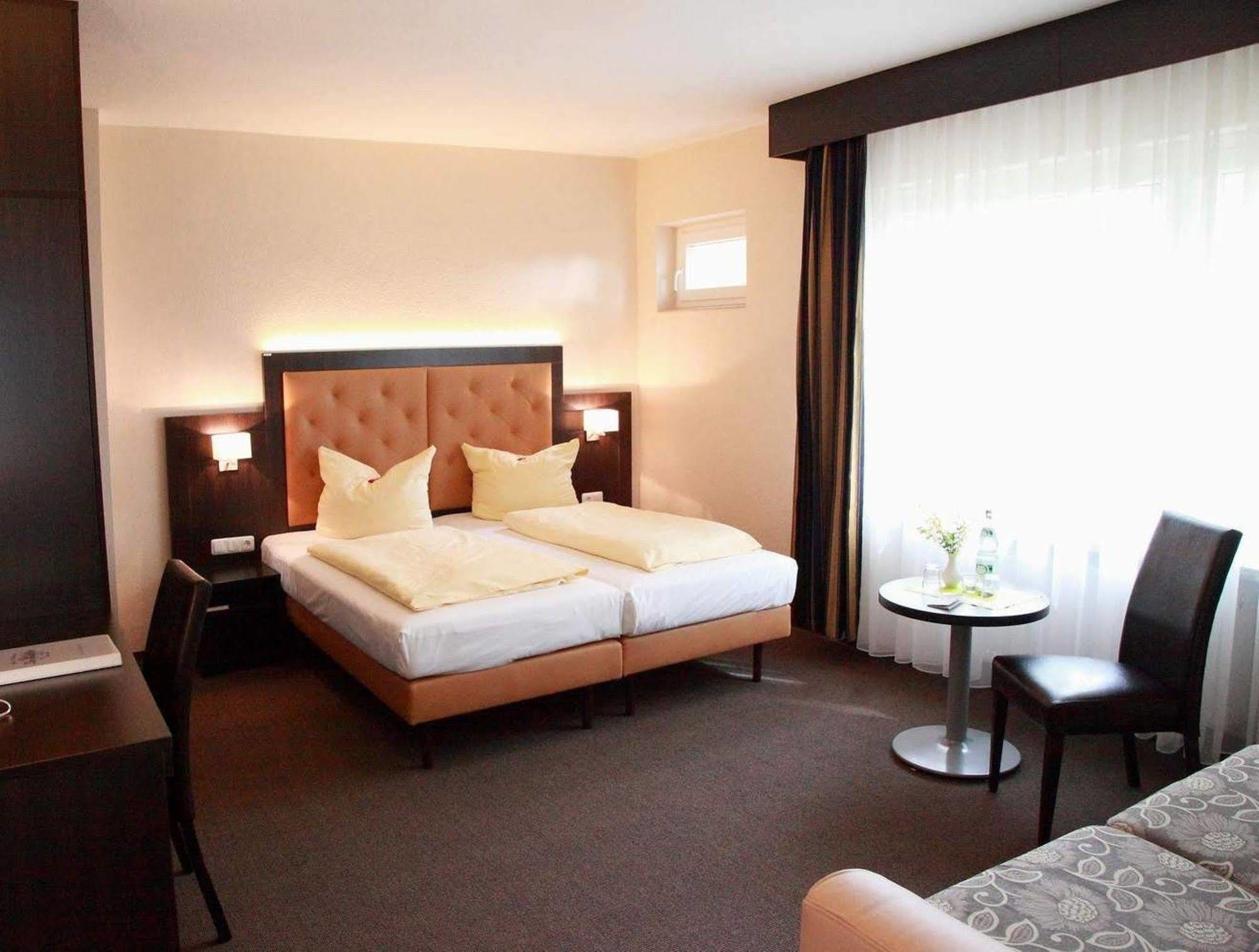Hotel Zur Heidebluete Hambühren エクステリア 写真