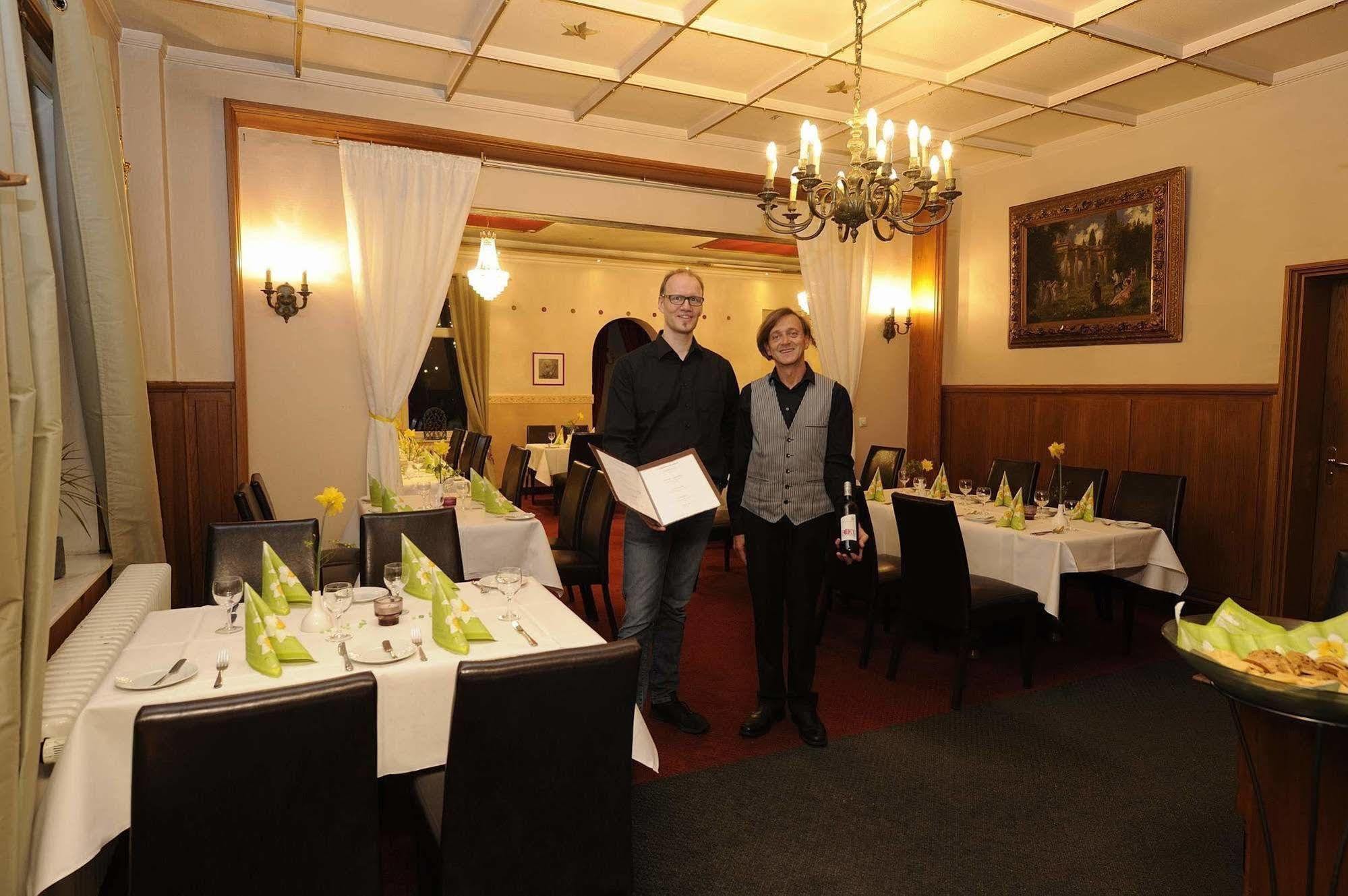 Hotel Zur Heidebluete Hambühren エクステリア 写真