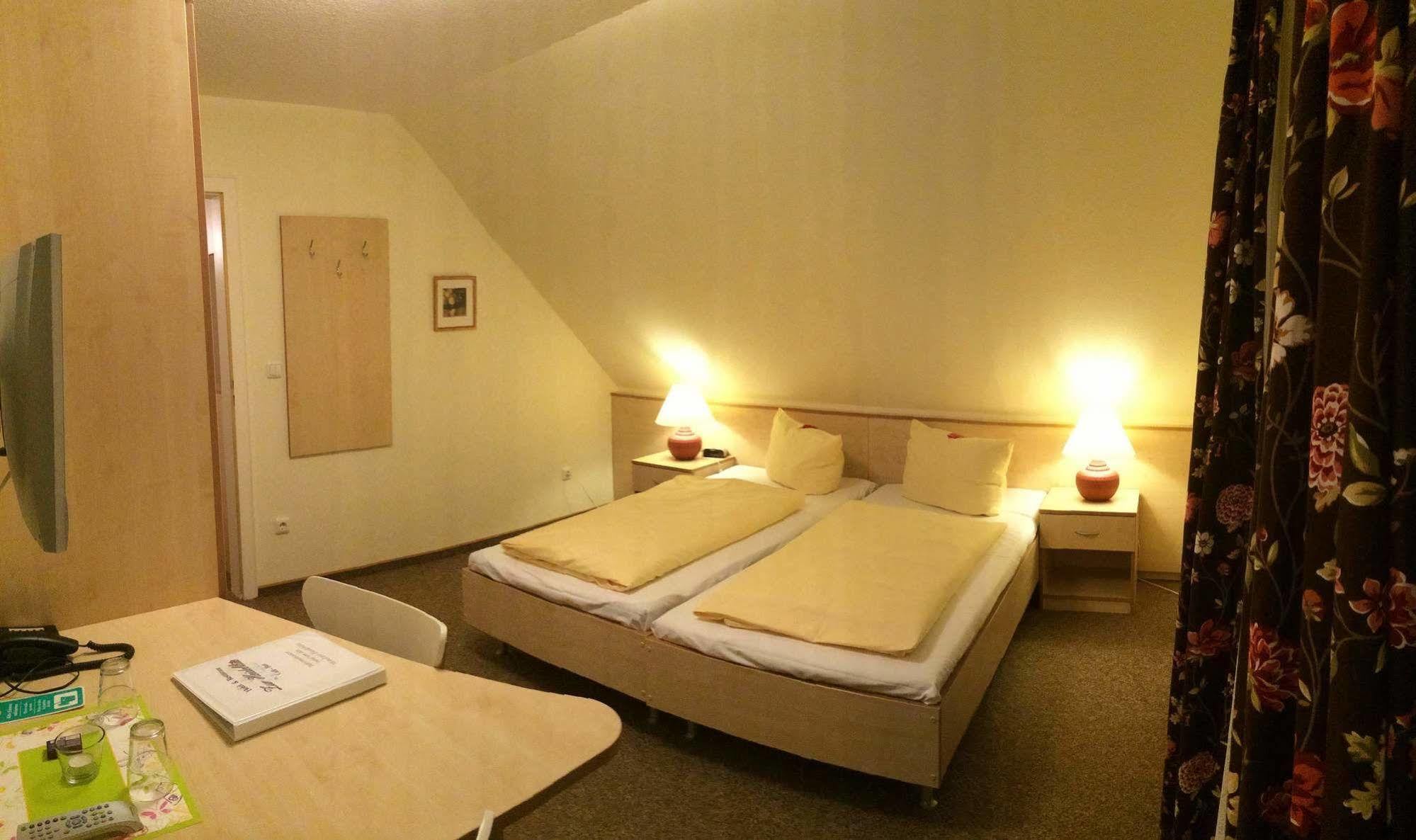 Hotel Zur Heidebluete Hambühren エクステリア 写真