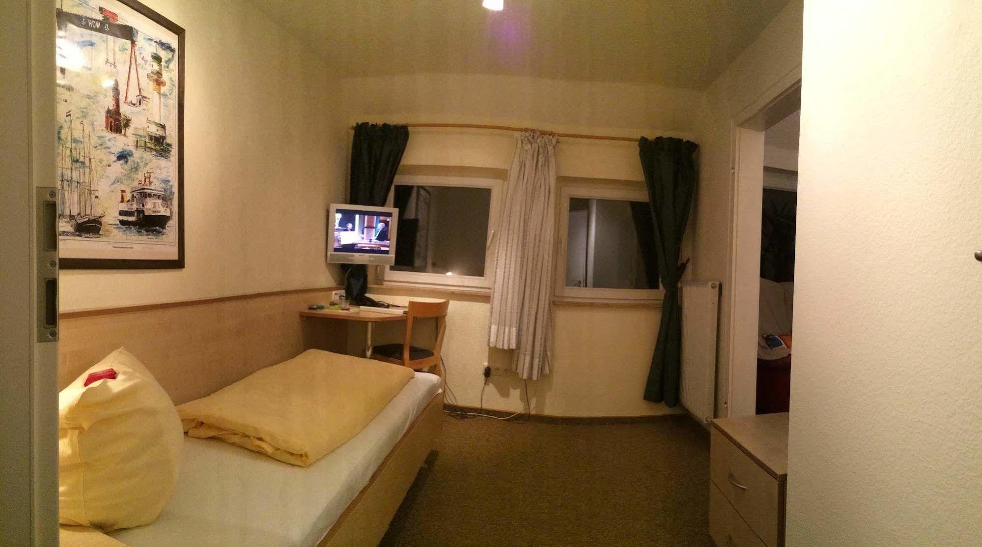 Hotel Zur Heidebluete Hambühren エクステリア 写真