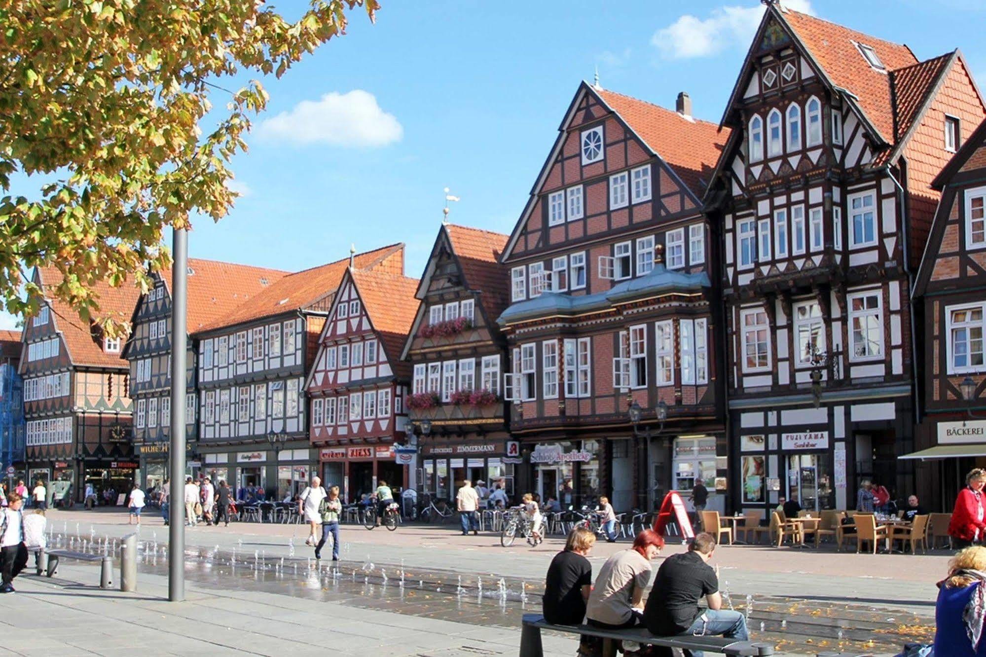 Hotel Zur Heidebluete Hambühren エクステリア 写真