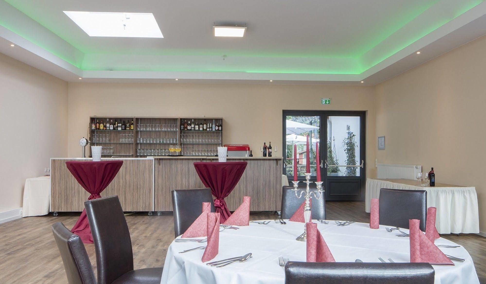 Hotel Zur Heidebluete Hambühren エクステリア 写真