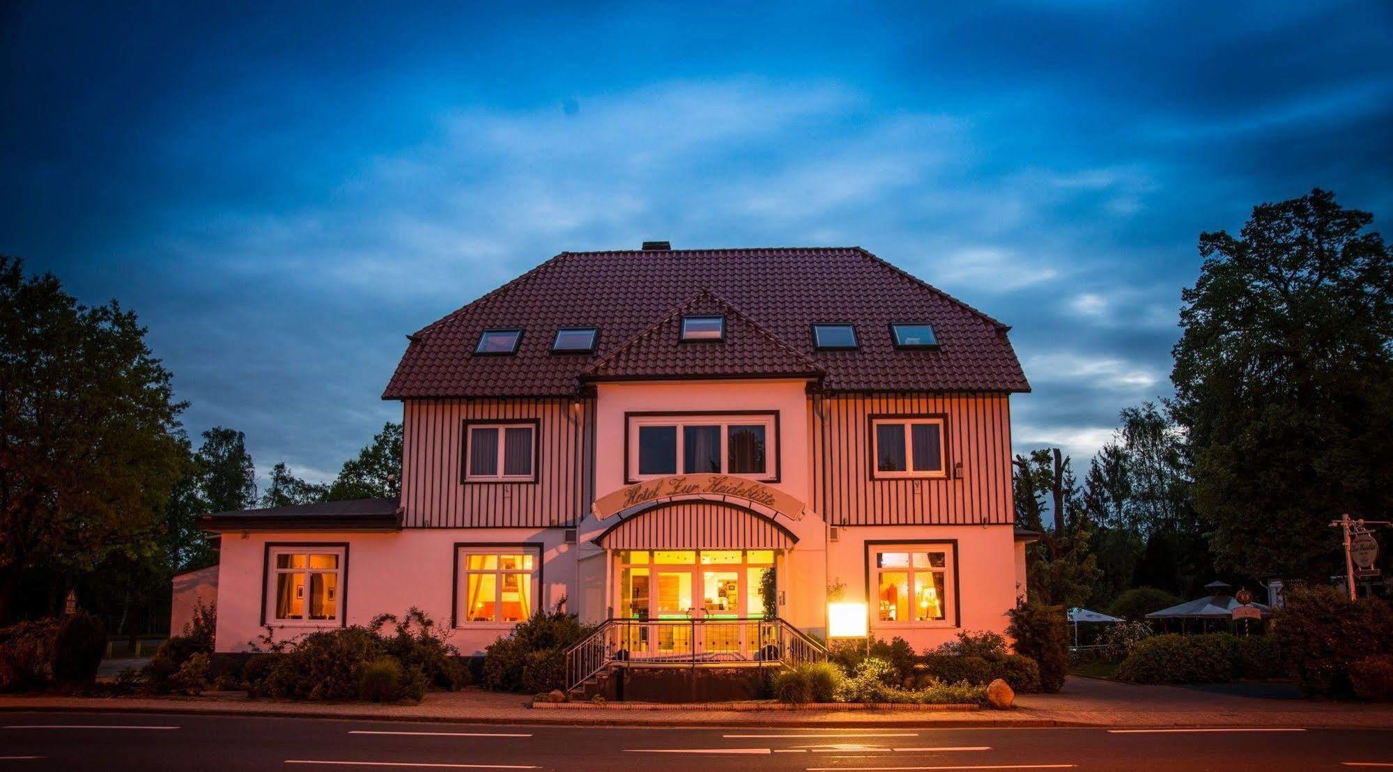 Hotel Zur Heidebluete Hambühren エクステリア 写真