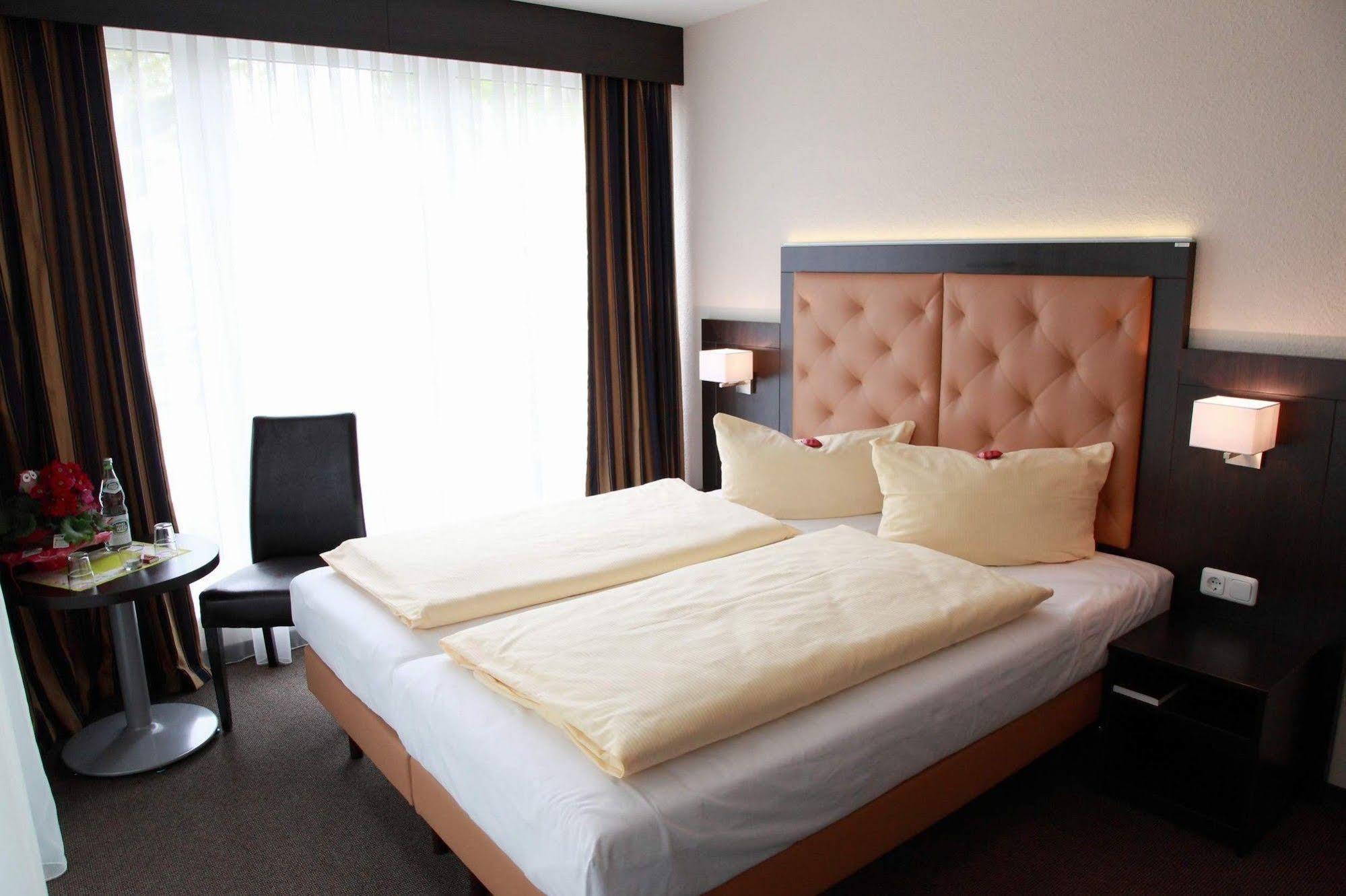 Hotel Zur Heidebluete Hambühren エクステリア 写真