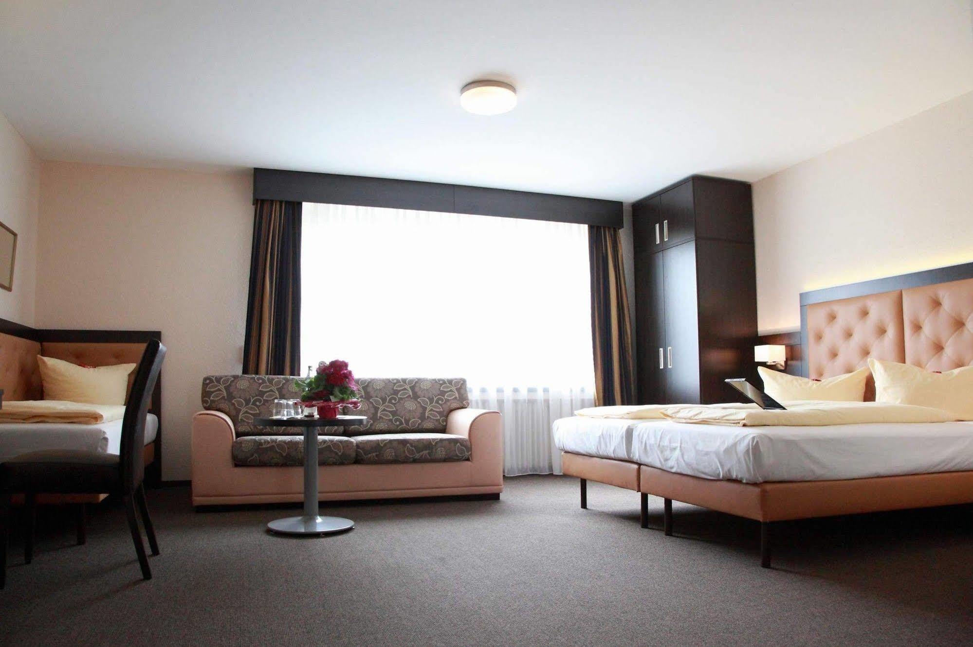 Hotel Zur Heidebluete Hambühren エクステリア 写真